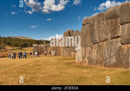 Enormes murallas de la Fortaleza Inca Saqsayhuaman, cerca de Cusco, Perú, Sudamérica Foto de stock