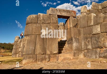 Enormes murallas de la Fortaleza Inca Saqsayhuaman, cerca de Cusco, Perú, Sudamérica Foto de stock