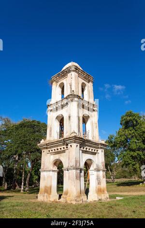 El campanario del Ingenio San Isidro de los Destiladeros en el valle de los Ingenios, Cuba