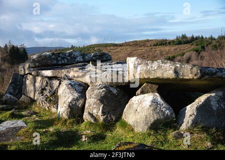 Tumba de la cuña de la pila gigante, Parque Cavan Burren, Geopark, Blacklion, Irlanda, Foto de stock