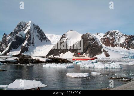 Crucero en la Isla Peterman, Antártida | NINGUNO | Foto de stock