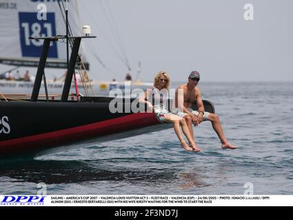 SAILING - AMERICA'S CUP 2007 - VALENCIA LOUIS VUITTON ACT 10 - DAY 5 -  VALENCIA (ESP) - 15/05/2006 PHOTO : IGNACIO BAIXAULI / DPPI BMW ORACLE  RACING (USA) - RACE COMMITTEE BOAT Stock Photo - Alamy