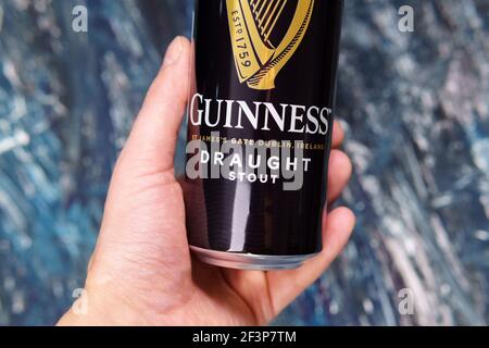 Tyumen, Rusia-15 de marzo de 2021: Guinness es un stout seco irlandés originado en la fábrica de cerveza de Arthur Guinness