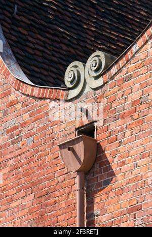 Detalle de los curlices de piedra y drenaje, fachada de ladrillo de la casa de estilo holandés, 1734-1742, Potsdam, Brandeburgo, Alemania Foto de stock