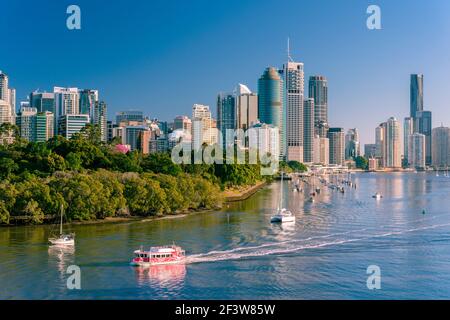 Vista por la mañana de la ciudad de Brisbane y el río desde Kangaroo Point. Brisbane es la capital del estado de Queensland, Australia.