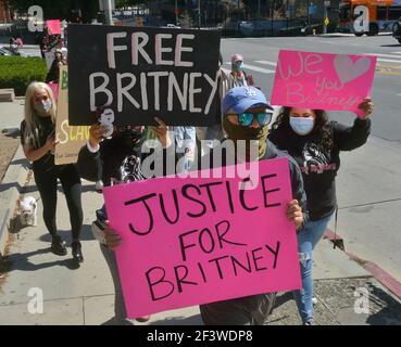 Los Ángeles, California, EE.UU. 17th de marzo de 2021. Los fans de Britney Spears protestan ante una audiencia en el tribunal de tutela en el Tribunal Superior de los Ángeles en los Ángeles el miércoles, 17 de marzo de 2021. El padre de la animadora de 39 años, Jamie Spears, y la Bessemer Trust Co. Son los co-conservadores del patrimonio de Spears y comparten la gestión de sus asuntos comerciales. Samuel Ingham III ha dicho que su cliente sería más feliz sin que su padre participe. Spears ha estado bajo una tutela desde 2008, cuando comenzó a exhibir un comportamiento extraño, incluyendo afeitarse la cabeza. Foto de Jim Ruymen/UPI crédito: U