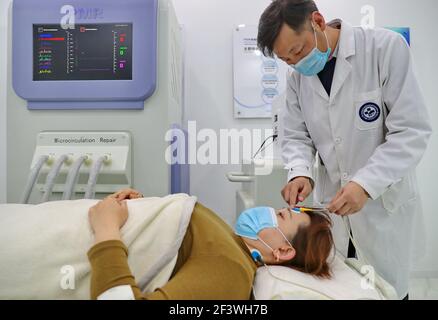 Qinghuangdao, China. 17th de marzo de 2021. La gente está usando el sistema de reparación de microcirculación de PMR para mejorar la calidad del sueño en Qinghuangdao, Hebei, China el 17th de marzo de 2021.(Foto de TPG/cnsphotos) crédito: TopPhoto/Alamy Live News Foto de stock