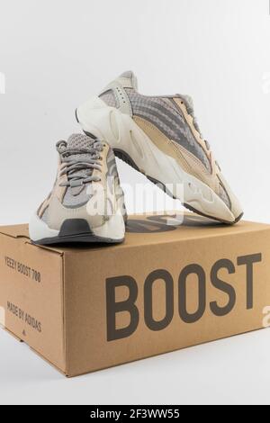 VARSOVIA, POLONIA - Mar 16, 2021: Adidas Yeezy Boost 700 V2 Crema. Famosas  sneakers de colección limitada con caja. Zapatillas de running adidas  aisladas sobre un blanco Fotografía de stock - Alamy
