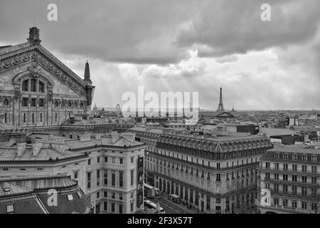París, Francia - 27 de febrero de 2018 : la ópera de París y la Torre Eiffel en el fondo Foto de stock