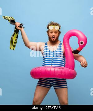 Divertido hombre de cabeza roja en pantalones cortos de boxeo azul y  guantes aislados sobre fondo de estudio gris. Concepto de deporte, humor y  cuerpo positivo Fotografía de stock - Alamy