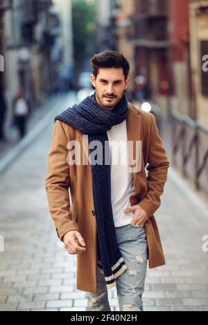 abrigo con bufanda hombre