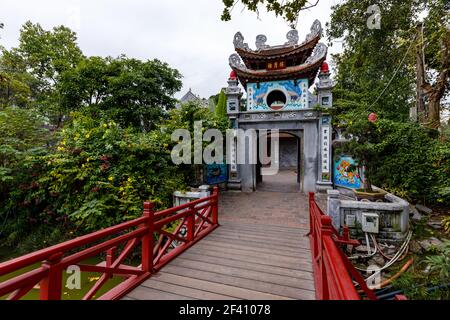 El templo Ngoc son del lago Hoan Kiem en Hanoi En Vietnam Foto de stock