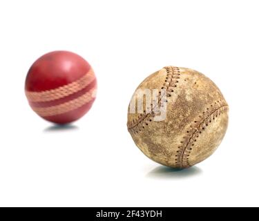 Pelota de béisbol vintage y de estrés de cricket aislada sobre un fondo blanco. Foto de stock