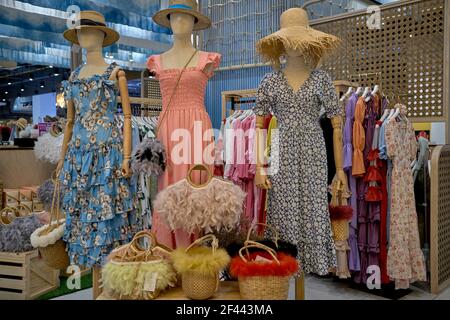 Tienda de ropa de verano para mujer y ropa ligera accesorios Fotografía de  stock - Alamy