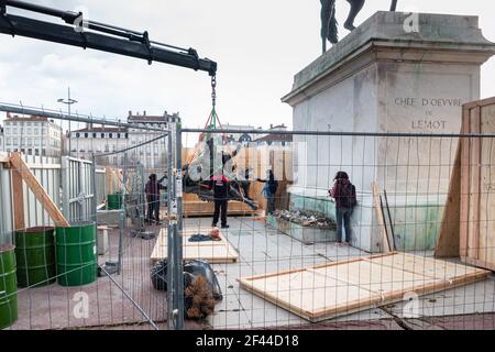 Lyon (Francia), 18 de marzo de 2021. Las dos estatuas emblemáticas del Ródano y el Saone en la Place Bellecour se trasladan al Museo de Bellas Artes de Lyon Foto de stock