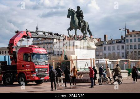 Lyon (Francia), 18 de marzo de 2021.las dos estatuas emblemáticas del Ródano y el Saone en Place Bellecour se trasladan al Musée des Beaux-Arts for Foto de stock