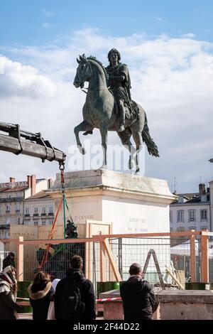 Lyon (Francia), 18 de marzo de 2021.las dos estatuas emblemáticas del Ródano y el Saone en Place Bellecour se trasladan al Musée des Beaux-Arts for Foto de stock