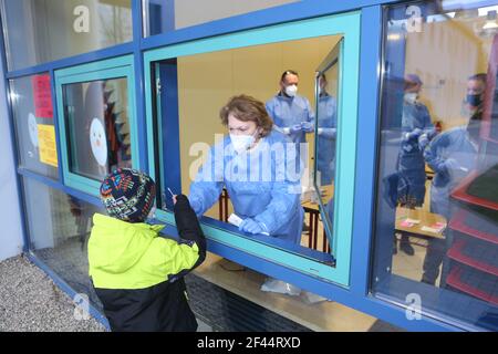 Halberstadt, Alemania. 19th de marzo de 2021. Un alumno de Halberstadt se encuentra frente al centro de pruebas de la escuela primaria Anne-Frank de Halberstadt y toma un hisopo nasal anterior. En Halberstadt, se iniciaron pruebas rápidas gratuitas en 5 escuelas. Un total de 30 alumnos se han ofrecido como voluntarios para someterse a la prueba. A partir del lunes se realizarán pruebas rápidas en todas las escuelas de Sajonia-Anhalt. Crédito: Matthias Bein/dpa-Zentralbild/dpa/Alamy Live News
