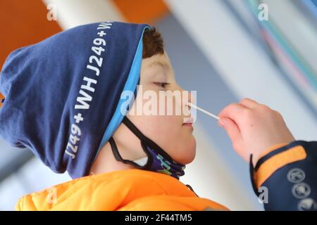 Halberstadt, Alemania. 19th de marzo de 2021. Un alumno toma un hisopo nasal anterior frente al centro de pruebas de la Escuela Primaria Anne-Frank en Halberstadt. En Halberstadt, se iniciaron pruebas rápidas gratuitas en 5 escuelas. Un total de 30 alumnos se han ofrecido como voluntarios para someterse a la prueba. A partir del lunes se realizarán pruebas rápidas en todas las escuelas de Sajonia-Anhalt. Crédito: Matthias Bein/dpa-Zentralbild/dpa/Alamy Live News