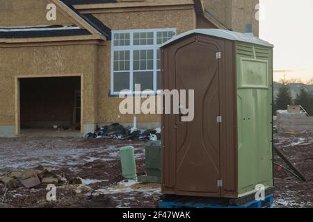 Sucio y descuidado WC químico stand colocado en un sitio de construcción  Fotografía de stock - Alamy