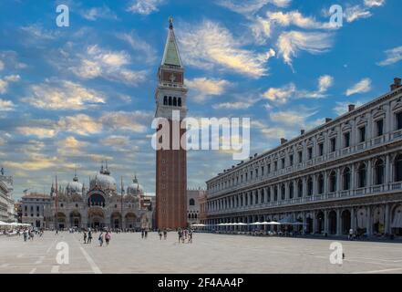 venecia italia 18 2020 de julio: basílica de san marco de venecia en un día claro y soleado