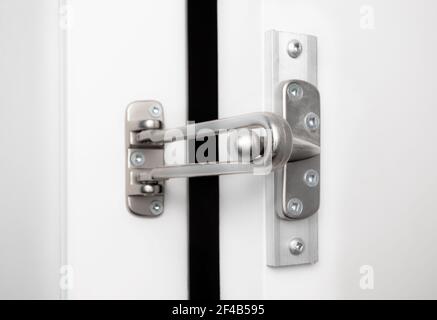cierre de un joven caucásico instalando un bloqueador de puerta barra de  seguridad en la puerta blanca de su casa Fotografía de stock - Alamy