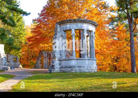 Colores de otoño detrás de las ruinas de la abadía en el rey MacKenzie Finca en Gatineau Park Foto de stock