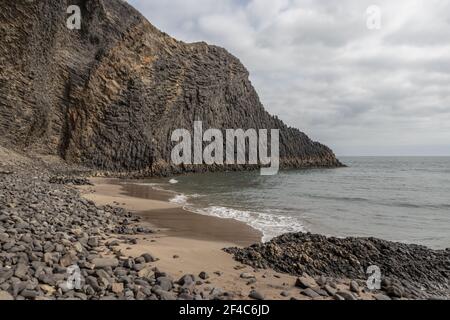 Playa oculta en el parque natural de Cabo de Gata en Andalucía, España Foto de stock