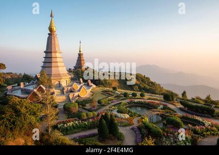 Doi Inthanon pagodas gemelas en la montaña de Inthanon cerca de Chiang Mai, Tailandia.