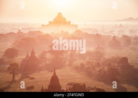 Antigua ciudad con miles de templos budistas históricos y estupas es un antiguo Bagan en Myanmar; ambiente mágico y vistas impresionantes con la neblina de la mañana
