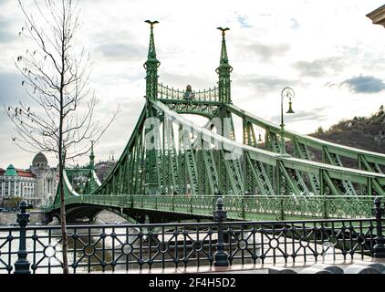 Budapest, Hungría, 19 de marzo de 2019: Cerca del Puente de la Libertad en el Río Danubio en Budapest, Hungría