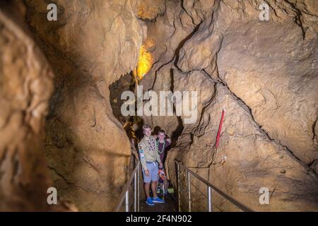 DOMZALE, ESLOVENIA - 16 de julio de 2019: Los Scouts están explorando esta cueva y el líder les está enseñando sobre Karst.