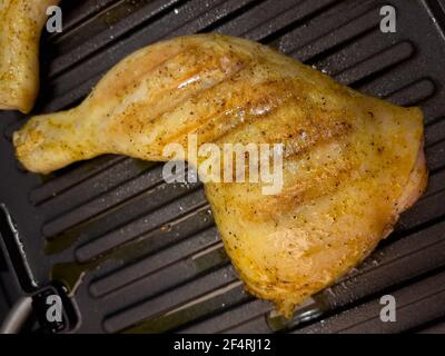 Muslos de pollo a la parrilla caseros. Preparar carne de pollo en la parrilla  eléctrica Fotografía de stock - Alamy