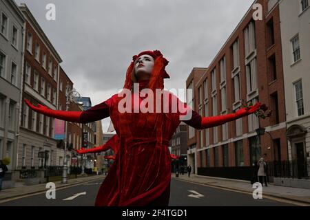 Extinción Rebelión Roja Brigada Rebelión protesta contra la piratería de gas fuera de edificios gubernamentales en Dublín, Irlanda, 23 de marzo de 2021. REUTERS/Clodagh Kilcoyne