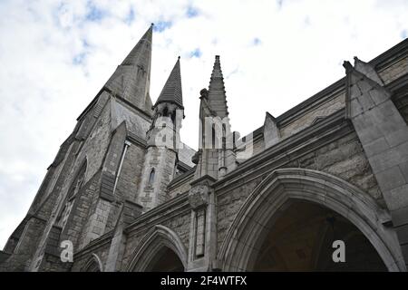 Antigua iglesia gótica fachada de piedra en Dublín, Irlanda.