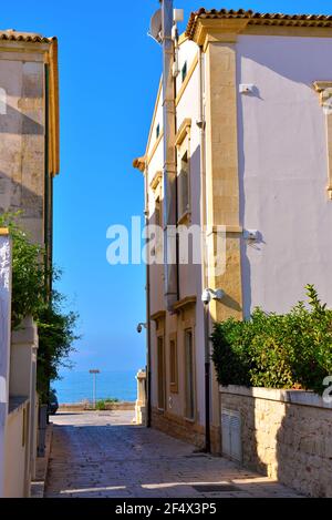 Callejones en el mar en donnalucata Ragusa Sicilia Italia Foto de stock