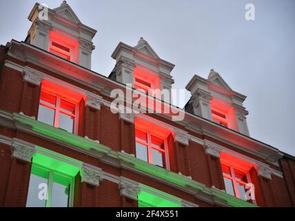 Fachada de edificio de estilo georgiano con luces rojas y verdes de Navidad en Grafton Street, Dublín, Irlanda.