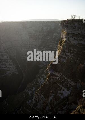 Vista panorámica del amanecer aéreo del borde del acantilado en Salto del Nervion cascada Delika Canyon Alava Araba, país Vasco España Europa