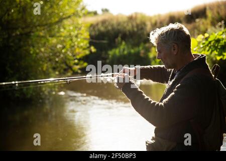 Acercamiento de la línea de pesca con mosca y carrete de pesca Fotografía  de stock - Alamy