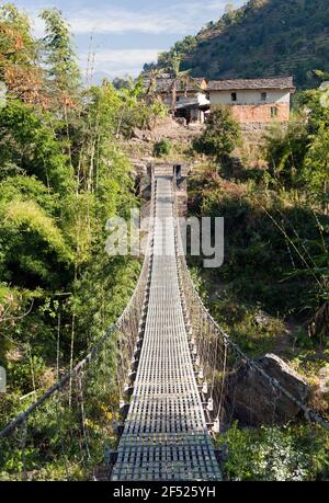Puente colgante de cuerda colgando en Nepal