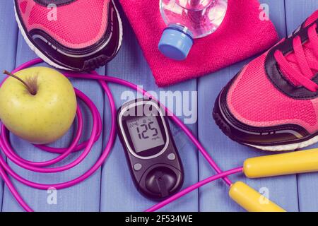 Medidor de glucosa, calzado deportivo, Apple y accesorios para hacer  ejercicios o deporte, diabetes, un estilo de vida sano y activo Fotografía  de stock - Alamy