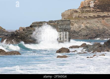 Trevaunance Cove,Cornwall,24th Marzo 2021,las olas rompen sobre las rocas durante el encierro en Trevaunance Cove Cornwall en un día soleado claro.Credit: Keith Larby/Alamy Live News Foto de stock