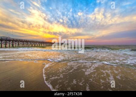 Myrtle Beach Sunrise Landscape. Amanecer en una amplia playa de arena con muelle de pesca en la costa del Océano Atlántico en Myrtle Beach, Carolina del Sur, Estados Unidos Foto de stock