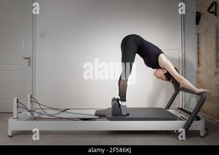 Una Mujer Haciendo Ejercicios De Pilates En Una Cama Reformada. Foto de  archivo - Imagen de aptitud, ejercicio: 214834302