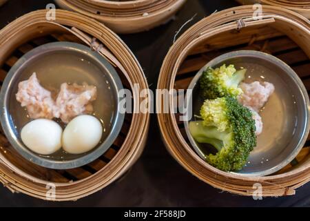 Variedad de dim sum en cesta de bambú. Desayuno estilo chino en el sur de Tailandia. (Enfoque selectivo en Brócoli)