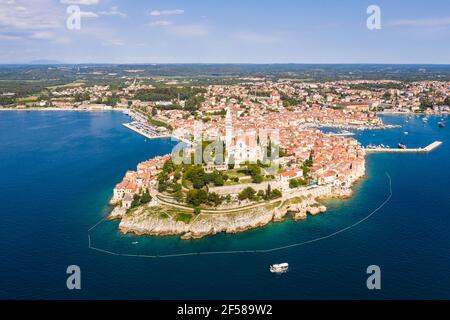 Vista aérea de la impresionante ciudad antigua de Rovinj junto a la Mar Adriático en la región de Istria de Croacia en un soleado día Foto de stock