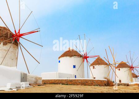 Los molinos de viento de fondo panorámico icónico griego en Mykonos, Grecia, famosa isla en Cyclades Foto de stock