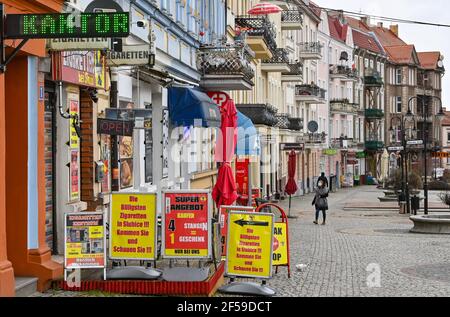 19 de marzo de 2021, Polonia, Slubice: Una calle comercial cerca de la frontera que cruza Stadtbrücke entre el polaco Slubice y Frankfurt (Oder) en Brandeburgo. Foto: Patrick Pleul/dpa-Zentralbild/ZB Foto de stock