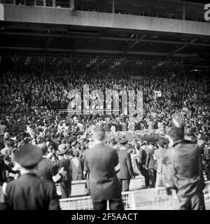 Inglaterra contra Alemania Occidental 1966 final de la Copa Mundial, Wembley Estadio la Reina Elizabeth entrega el Trofeo Jules Rimet - la Copa Mundial - a Inglaterra Caprain Bobby Moore Foto por Tony Henshaw Archivo