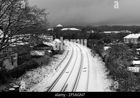 Todo es blanco en Camberley después de nevar durante la primera (y espero que sólo) el cierre de 2021 Foto de stock